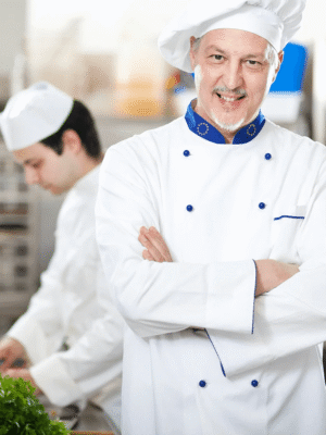 بدلة شيف رجالية في المطاعم باللون الأبيض