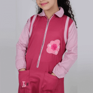 مريول ابتدائي وردي مزود بأزرار وجيوب ناعمة