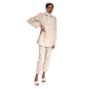 الزي الموحد للعاملات المنزليات مطبوع باللون البيج الفاتح