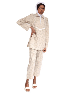 الزي الموحد للعاملات المنزليات مطبوع باللون البيج الفاتح
