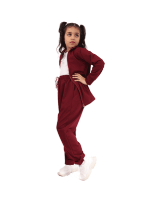 زي رياضي عنابي مدرسي مليء بالتألق